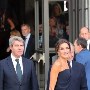 Le roi Felipe VI d'Espagne et la reine Letizia arrivent à l'ouverture de la saison du théâtre royal à Madrid le 19 septembre 2018.