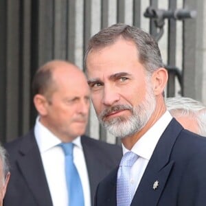 Le roi Felipe VI d'Espagne et la reine Letizia arrivent à l'ouverture de la saison du théâtre royal à Madrid le 19 septembre 2018.