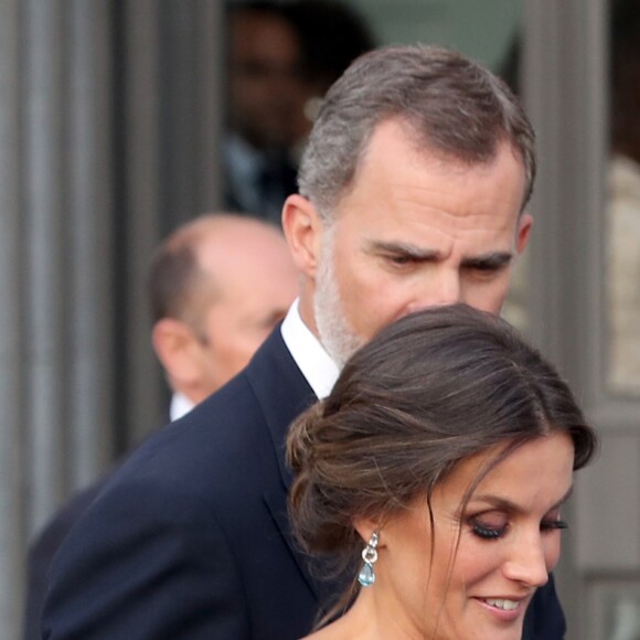 Le roi Felipe VI d'Espagne et la reine Letizia arrivent à l'ouverture de la saison du théâtre royal à Madrid le 19 septembre 2018.