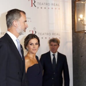 Le roi Felipe VI d'Espagne et la reine Letizia arrivent à l'ouverture de la saison du théâtre royal à Madrid le 19 septembre 2018.