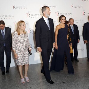 Le roi Felipe VI d'Espagne et la reine Letizia arrivent à l'ouverture de la saison du théâtre royal à Madrid le 19 septembre 2018.