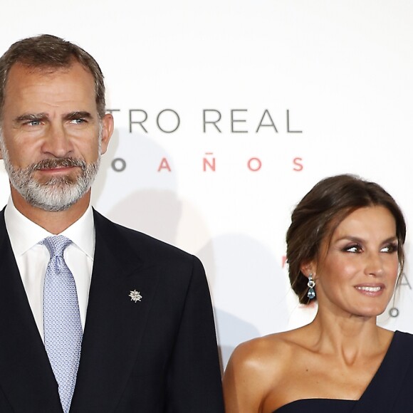 Le roi Felipe VI d'Espagne et la reine Letizia arrivent à l'ouverture de la saison du théâtre royal à Madrid le 19 septembre 2018.