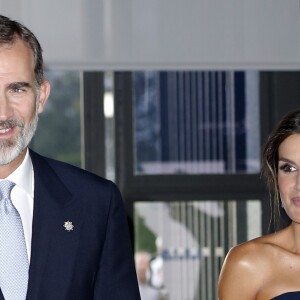 Le roi Felipe VI d'Espagne et la reine Letizia arrivent à l'ouverture de la saison du théâtre royal à Madrid le 19 septembre 2018.