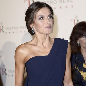 La reine Letizia d'Espagne arrive à l'ouverture de la saison du théâtre royal à Madrid le 19 septembre 2018.