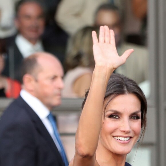 La reine Letizia d'Espagne arrive à l'ouverture de la saison du théâtre royal à Madrid le 19 septembre 2018.