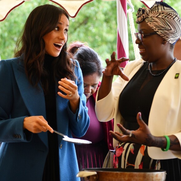 Meghan Markle, duchesse de Sussex, recevait le 20 septembre 2018 au palais de Kensington, en compagnie de son mari le prince Harry et de sa mère Doria Ragland, les femmes de la cuisine communautaire Hubb Community Kitchen pour un événement pour le lancement du livre de recettes "Together, our community cookbook" qu'elle a préfacé.