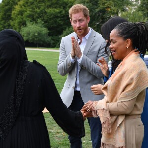 Meghan Markle, duchesse de Sussex, recevait le 20 septembre 2018 au palais de Kensington, en compagnie de son mari le prince Harry et de sa mère Doria Ragland, les femmes de la cuisine communautaire Hubb Community Kitchen pour un événement pour le lancement du livre de recettes "Together, our community cookbook" qu'elle a préfacé.