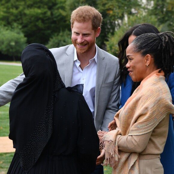 Meghan Markle, duchesse de Sussex, recevait le 20 septembre 2018 au palais de Kensington, en compagnie de son mari le prince Harry et de sa mère Doria Ragland, les femmes de la cuisine communautaire Hubb Community Kitchen pour un événement pour le lancement du livre de recettes "Together, our community cookbook" qu'elle a préfacé.