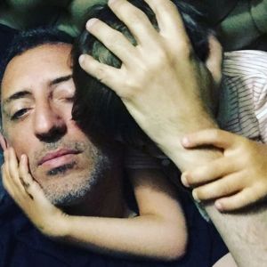 Gad Elmaleh et son fils Raphaël, à Monaco, le 16 août 2018