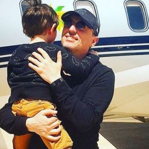 Gad Elmaleh retrouve son fils Raphaël. Instagram, le 18 avril 2018.