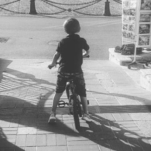 Gad Elmaleh publie une photo de son fils Raphaël faisant du vélo devant le palais princier de Monaco le 22 septembre 2018.