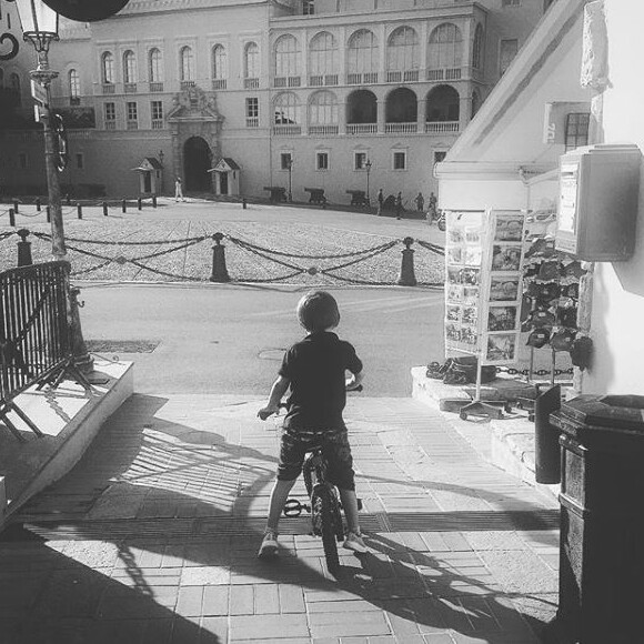 Gad Elmaleh publie une photo de son fils Raphaël faisant du vélo devant le palais princier de Monaco le 22 septembre 2018.