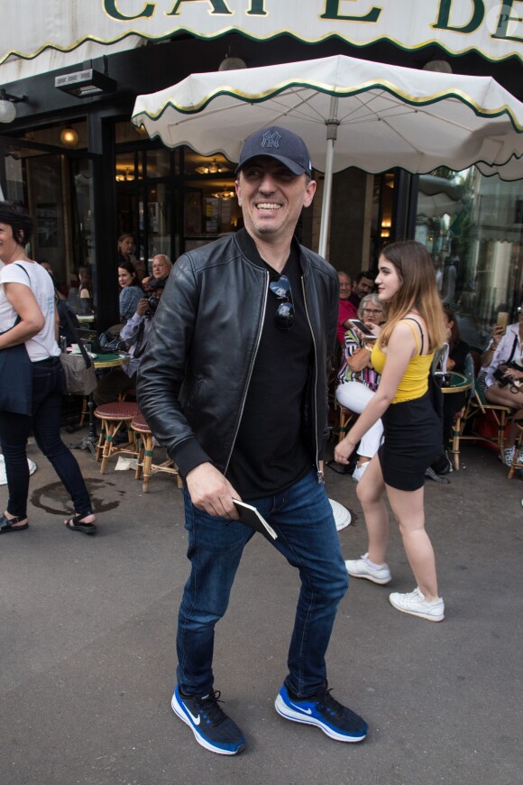 Semi-exclusif - Gad Elmaleh quitte le café de Flore après avoir croisé Katy Perry à Paris le 30 mai 2018.