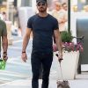 Justin Theroux promène son chien Kuma dans les rues de New York, le 9 juillet 2018.