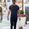Justin Theroux promène son chien Kuma dans les rues de New York, le 9 juillet 2018.