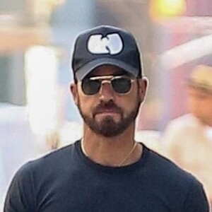 Justin Theroux promène son chien Kuma dans les rues de New York, le 9 juillet 2018.