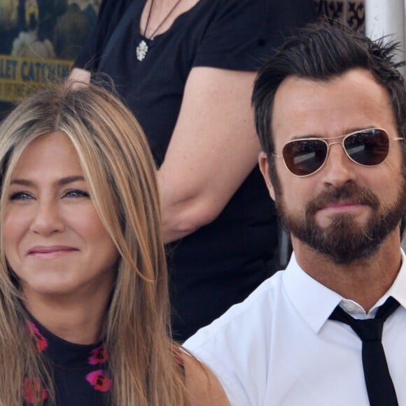 Jennifer Aniston et Justin Theroux lors de l'inauguration de l'étoile de leur ami Jason Bateman sur le Hollywood Walk of Fame à Los Angeles le 26 juillet 2017.