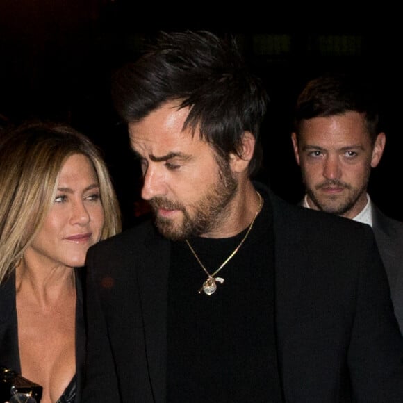 Jennifer Aniston et Justin Theroux à la sortie du dîner de présentation de la nouvelle collection Vuitton "Masters, Les Grands Maîtres" en collaboration avec Jeff Koons au Louvre à Paris, le 11 avril 2017. © Olivier Borde/Bestimage