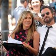 Jennifer Aniston et Justin Theroux lors de la cérémonie d'inauguration de l'étoile de leur ami Jason Bateman sur le Hollywood Walk of Fame à Los Angeles le 26 juillet 2017.