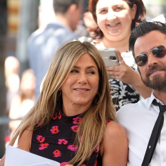 Jennifer Aniston et Justin Theroux lors de la cérémonie d'inauguration de l'étoile de leur ami Jason Bateman sur le Hollywood Walk of Fame à Los Angeles le 26 juillet 2017.