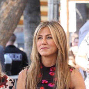 Jennifer Aniston et Justin Theroux lors de la cérémonie d'inauguration de l'étoile de leur ami Jason Bateman sur le Hollywood Walk of Fame à Los Angeles le 26 juillet 2017.