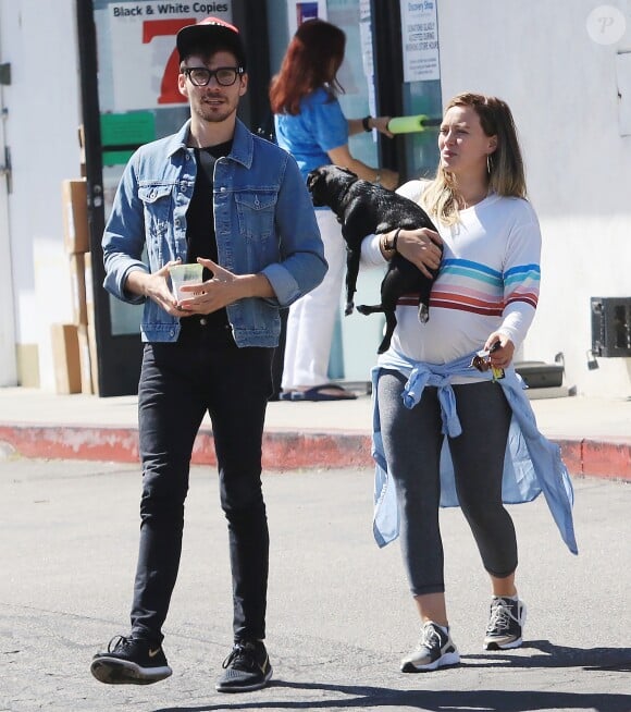 Hilary Duff, enceinte, et son compagnon Matthew Koma dans la rue à Los Angeles le 13 septembre 2018.