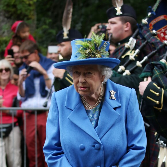 La reine Elizabeth II d'Angleterre débutant ses vacances annuelles à Balmoral, en Ecosse, le 6 août 2018.