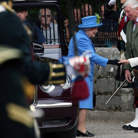 La reine Elizabeth II d'Angleterre débutant ses vacances annuelles à Balmoral, en Ecosse, le 6 août 2018.