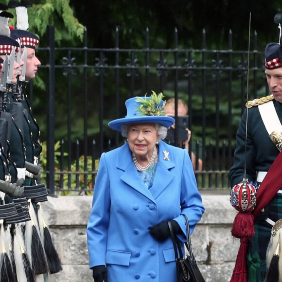 La reine Elizabeth II d'Angleterre débutant ses vacances annuelles à Balmoral, en Ecosse, le 6 août 2018.