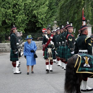 La reine Elizabeth II d'Angleterre débutant ses vacances annuelles à Balmoral, en Ecosse, le 6 août 2018.