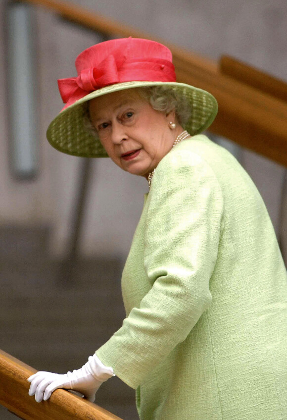 La reine Elizabeth II en juin 2007 lors de l'inauguration du Parlement écossais.