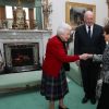 La reine Elizabeth II d'Angleterre reçoit Sir Peter Cosgrove et sa femme lors d'une audience privée au château de Balmoral le 21 septembre 2017.