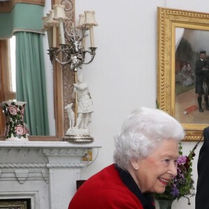 La reine Elizabeth II d'Angleterre reçoit Sir Peter Cosgrove et sa femme lors d'une audience privée au château de Balmoral le 21 septembre 2017.