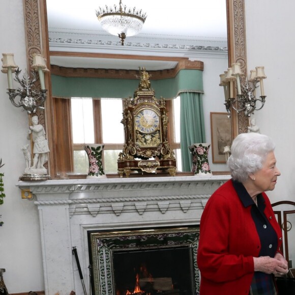 La reine Elizabeth II d'Angleterre reçoit Sir Peter Cosgrove et sa femme lors d'une audience privée au château de Balmoral le 21 septembre 2017.