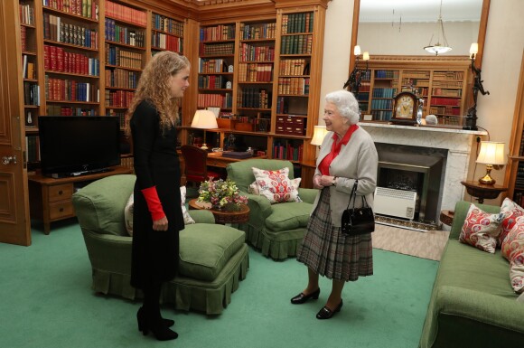 La reine Elizabeth II recevant en audience à Balmoral en septembre 2017 la gouverneure générale désignée Julie Payette.