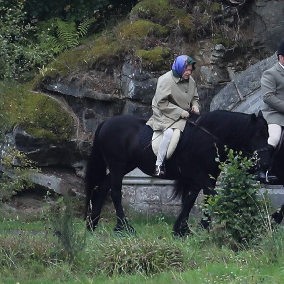 La reine Elizabeth II d'Angleterre fait une promenade à cheval à Balmoral le 10 septembre 2017.