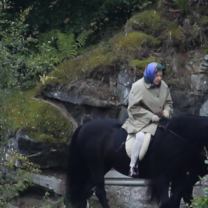 La reine Elizabeth II d'Angleterre fait une promenade à cheval à Balmoral le 10 septembre 2017.