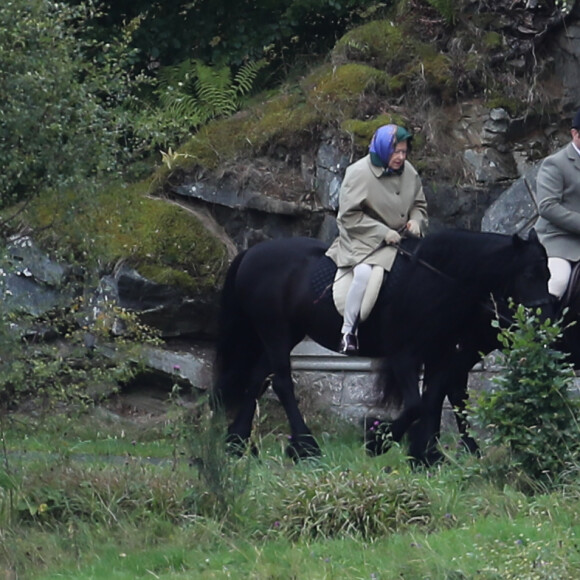 La reine Elizabeth II d'Angleterre fait une promenade à cheval à Balmoral le 10 septembre 2017.