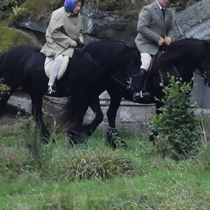 La reine Elizabeth II d'Angleterre fait une promenade à cheval à Balmoral le 10 septembre 2017.