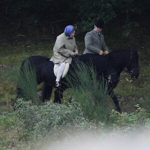 La reine Elizabeth II d'Angleterre fait une promenade à cheval à Balmoral le 10 septembre 2017.