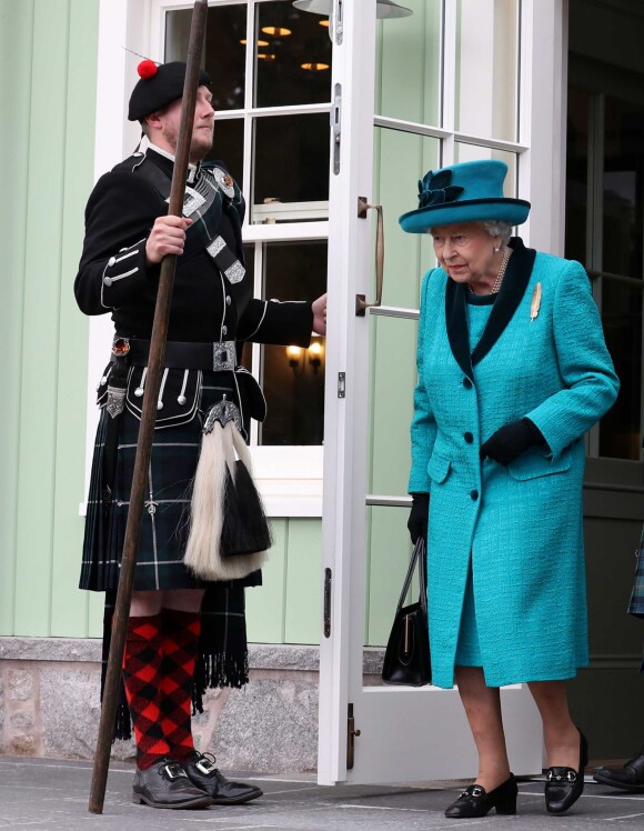 La reine Elizabeth II d'Angleterre inaugurant le pavillon des Jeux des Highlands à Braemar le 1er septembre 2018.