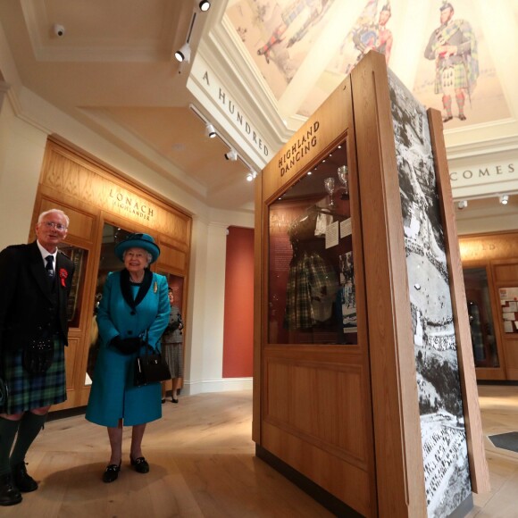La reine Elizabeth II d'Angleterre inaugurant le pavillon des Jeux des Highlands à Braemar le 1er septembre 2018.