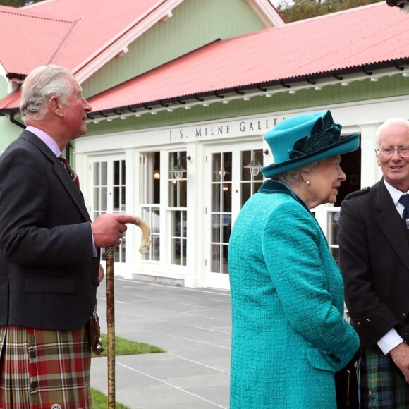 La reine Elizabeth II d'Angleterre inaugurant le pavillon des Jeux des Highlands à Braemar le 1er septembre 2018.