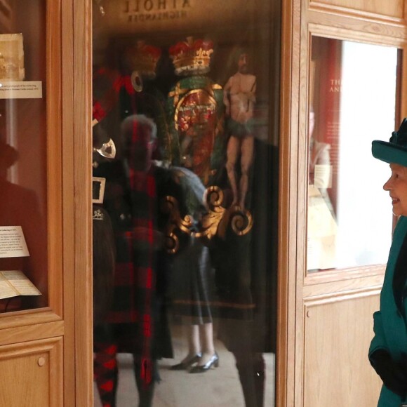 La reine Elizabeth II d'Angleterre inaugurant le pavillon des Jeux des Highlands à Braemar le 1er septembre 2018.
