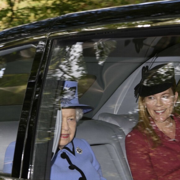 La reine Elizabeth II le 9 septembre 2018 en Ecosse, allant assister avec Autumn Phillips à la messe en l'église Crathie à Glasgow.