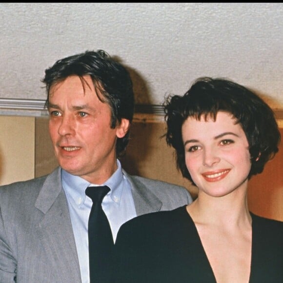 Alain Delon lors de la remise des Prix Romy-Schneider et Jean-Gabin à Juliette Binoche et Tchéky Karyo en février 1986 à Paris.