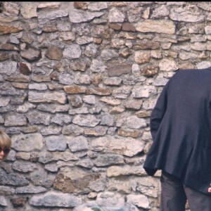 Alain Delon et Mireille Darc sur la tombe de Romy Schneider en juin 1982.