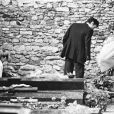  Alain Delon et Mireille Darc sur la tombe de Romy Schneider en juin 1982. 