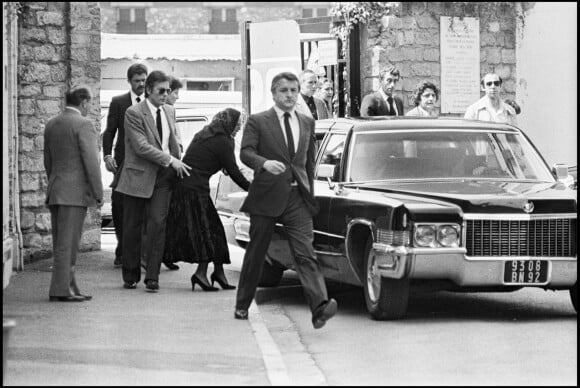 Alain Delon et Romy Schneider lors de l'enterrement du fils de cette dernière, David Meyen, en juillet 1981.