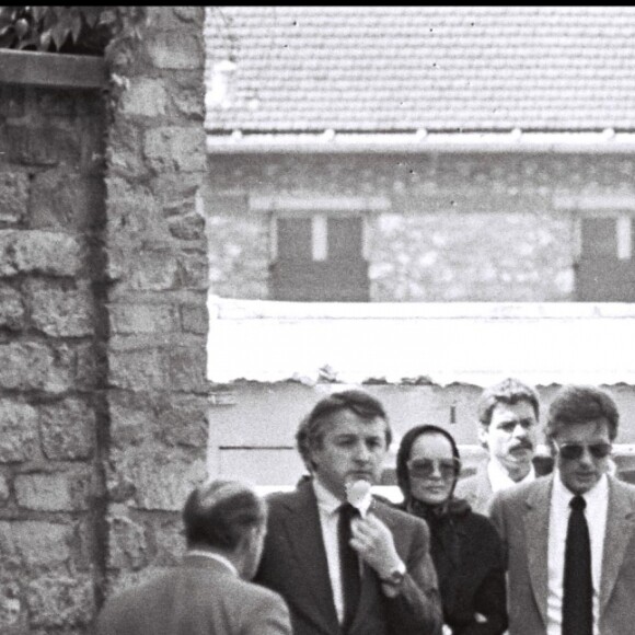 Alain Delon et Romy Schneider lors de l'enterrement du fils de cette dernière, David Meyen, en juillet 1981.